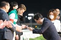 　デイリースポーツ永井英次常務取締役（右）から表彰されるクワトロ