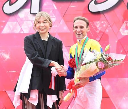 　シュタルケ（右）と握手する山口智子（撮影・園田高夫）