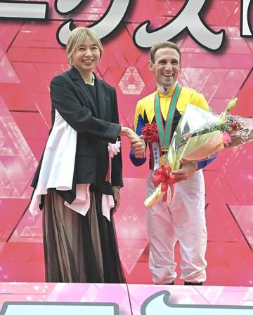 　プレゼンターの山口智子（左）と笑顔で写真に納まるシュタルケ（撮影・持木克友）