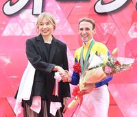 　シュタルケ（右）と握手する山口智子（撮影・園田高夫）