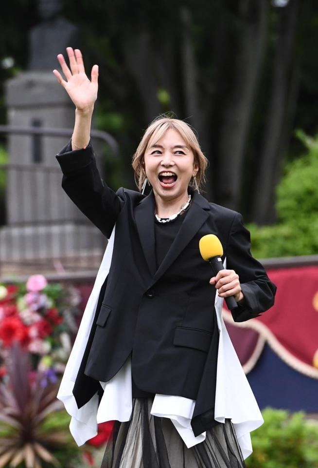 　ファンに手を振る山口智子（撮影・園田高夫）