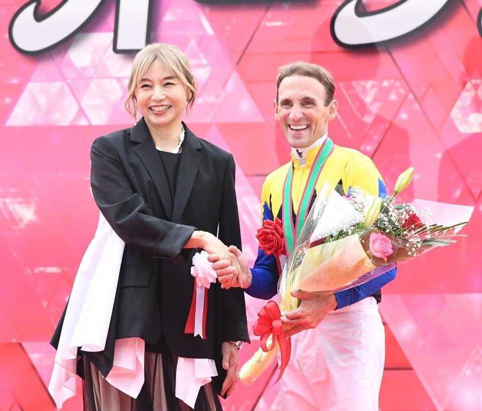 　シュタルケ（右）と握手する山口智子（撮影・園田高夫）