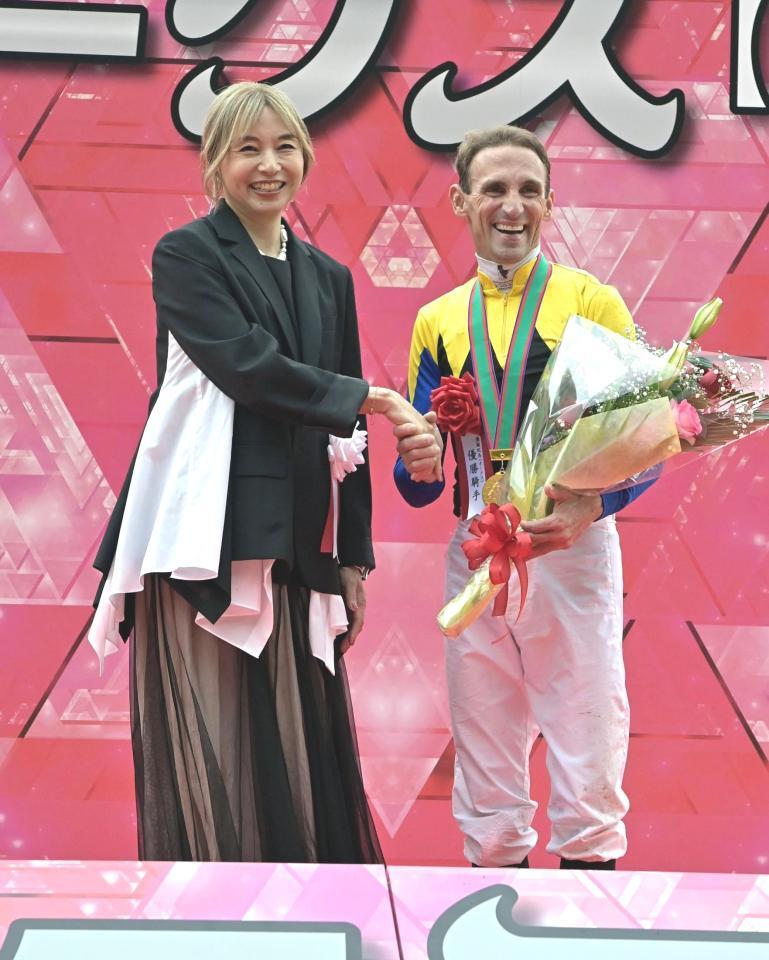 　プレゼンターの山口智子（左）と笑顔で写真に納まるシュタルケ（撮影・持木克友）