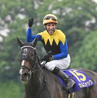 　カムニャックでオークスを勝利しガッツポーズをするシュタルケ