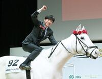 　７回目の優勝をイメージしてガッツポーズする武豊（撮影・園田高夫）