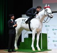 　武豊（左）のアドバイスで騎乗ポーズをとる竹内涼真（撮影・園田高夫）