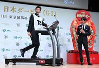 　ランニングマシーンで走る竹内涼真（右は武豊）＝撮影・園田高夫