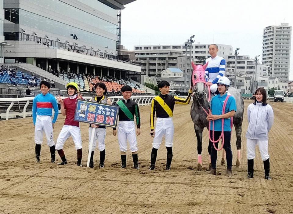 　地方競馬初勝利を飾った中山遥人（馬上）