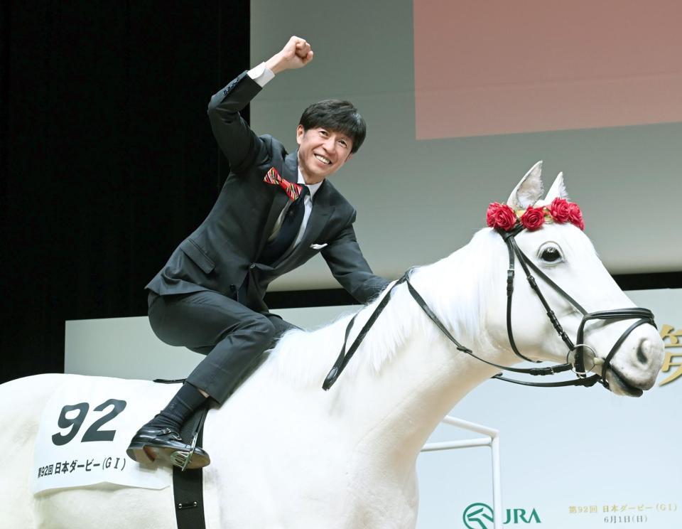 　７回目の優勝をイメージしてガッツポーズする武豊（撮影・園田高夫）