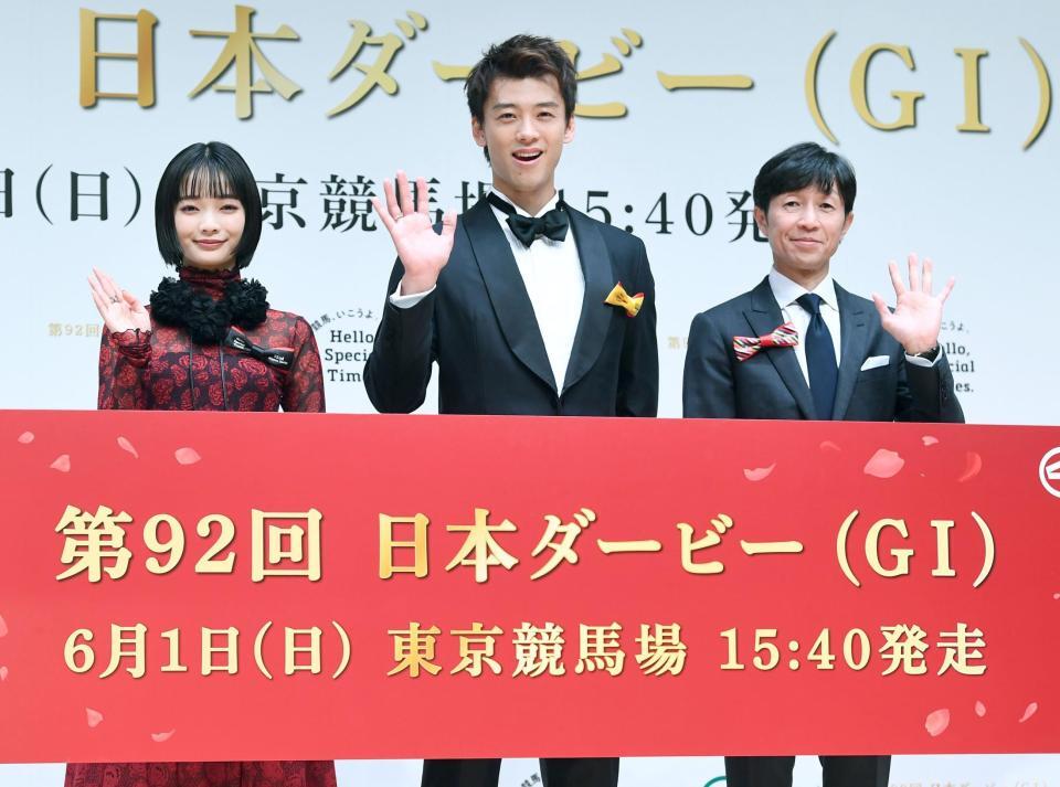 　笑顔で手を振る（左から）見上愛、竹内涼真、武豊（撮影・園田高夫）