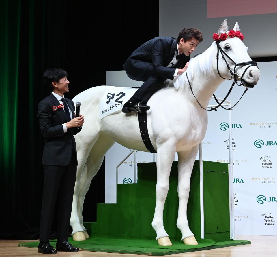 　武豊（左）のアドバイスで騎乗ポーズをとる竹内涼真（撮影・園田高夫）