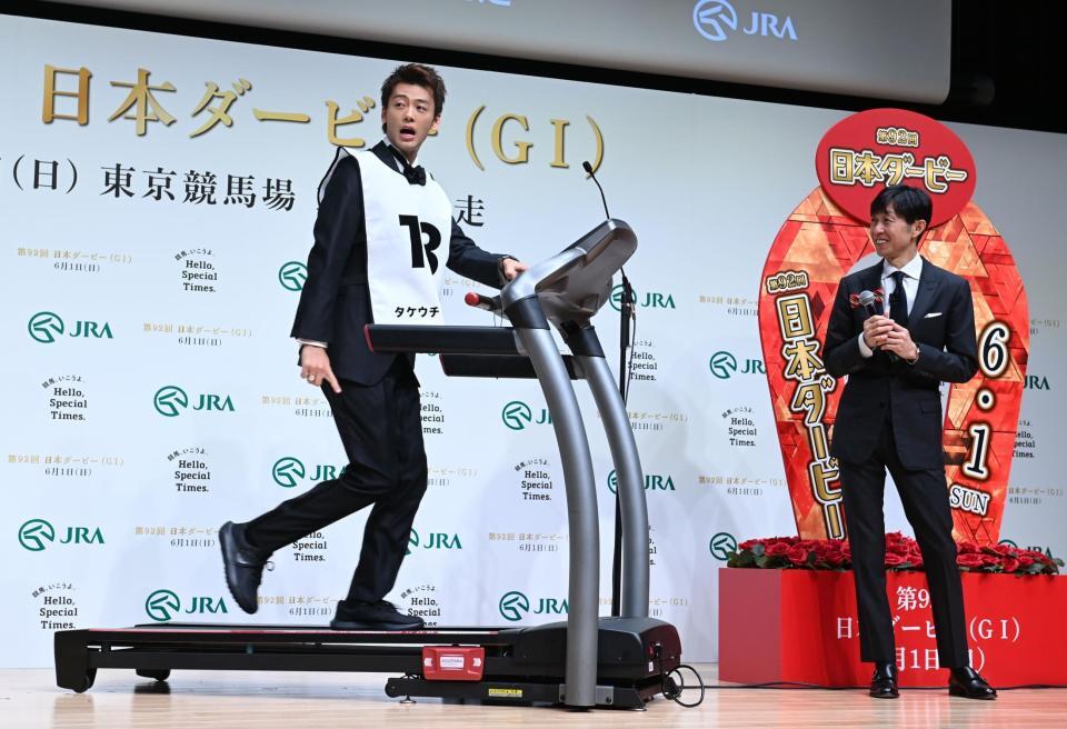 　ランニングマシーンで走る竹内涼真（右は武豊）＝撮影・園田高夫