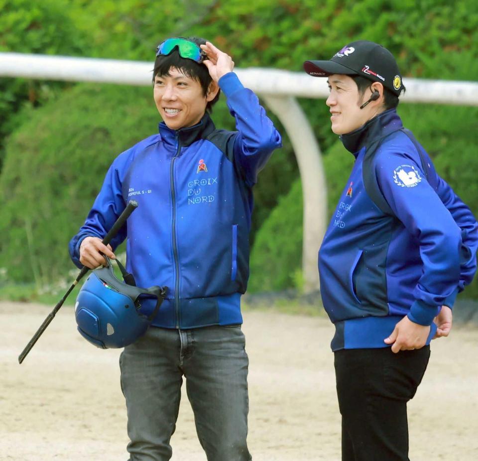 　斉藤崇師（右）と談笑する北村友