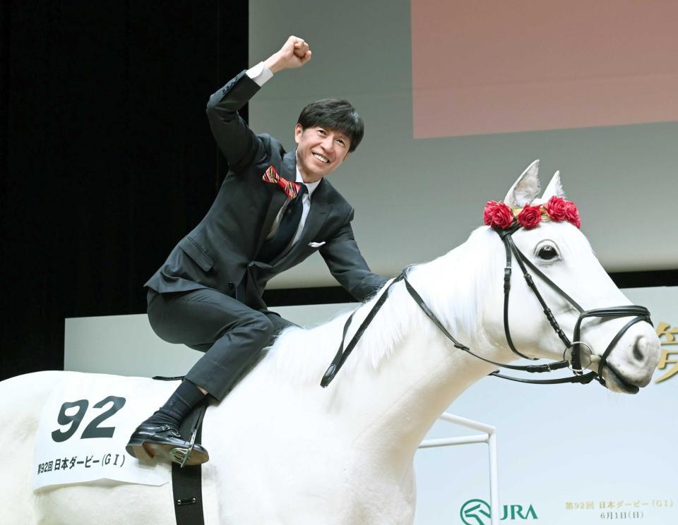 　優勝をイメージしてガッツポーズする武豊（撮影・園田高夫）　
