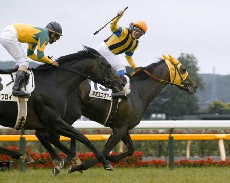 　ネオユニヴァースで制し、鞍上でガッツポーズするデムーロ＝２００３年