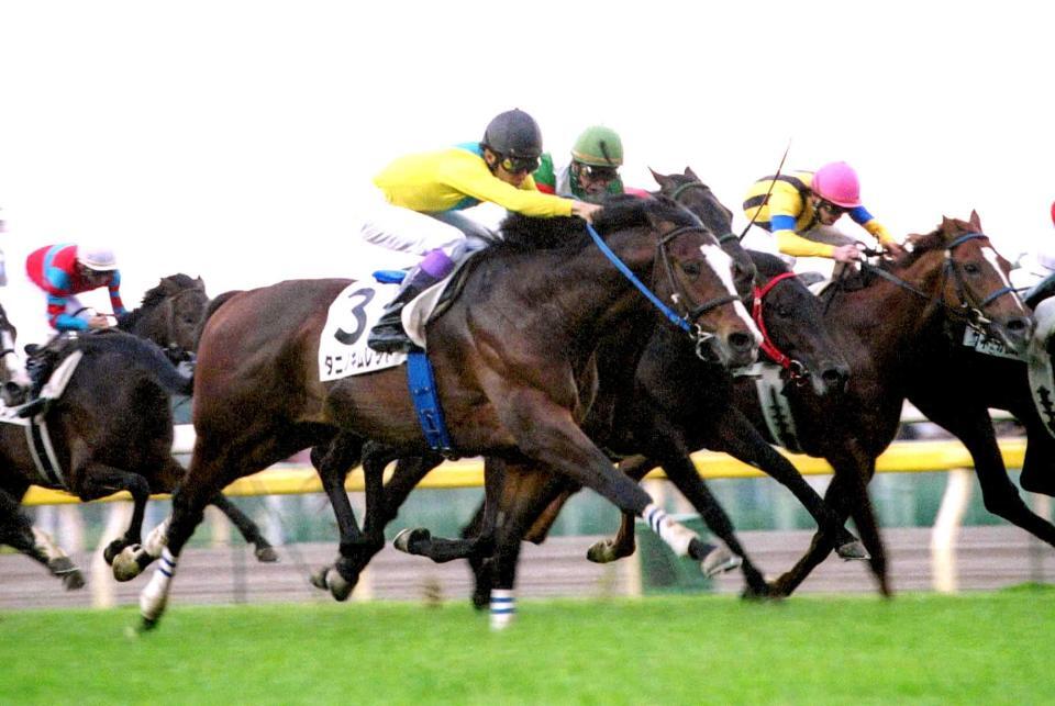 　ダービーでＶを決めたタニノギムレットとダービー３勝目の武豊＝２００２年５月２６日　