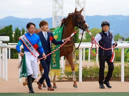 　葵Ｓを制したアブキールベイと岩田望来（左）＝撮影・石湯恒介