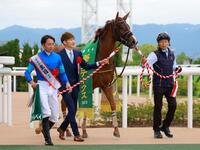 　葵Ｓを制したアブキールベイと岩田望来（左）＝撮影・石湯恒介