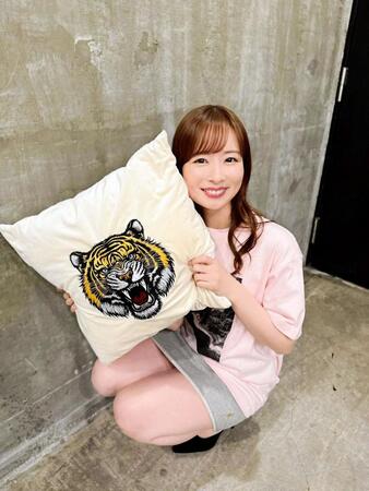 コラボＴシャツを着てタイガークッションとパチリ