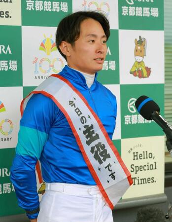 　たすきを掛けてインタビューに応じる岩田望（撮影・石湯恒介）