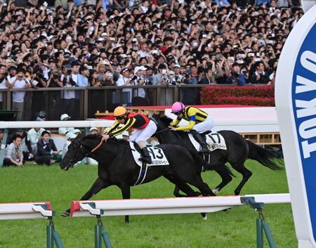 　日本ダービーを制した北村友騎乗のクロワデュノール（左）