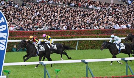 　日本ダービーを制した北村友騎乗のクロワデュノール（左）