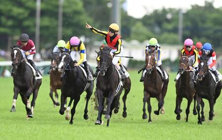 　日本ダービーを制したクロワデュノール（中央）と北村友（撮影・園田高夫）