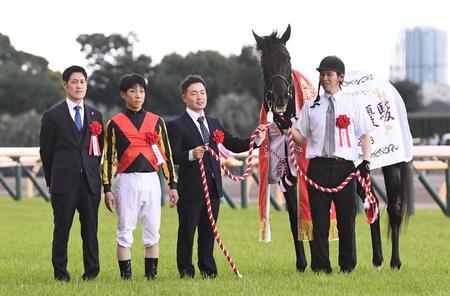 　クロワデュノールと（左から）斉藤崇師、北村友（撮影・園田高夫）