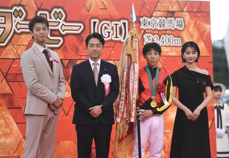 　（左から）竹内涼真、小泉進次郎農水大臣、北村友、見上愛（撮影・園田高夫）