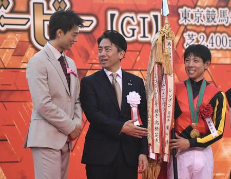 　竹内涼真と談笑する小泉進次郎農水大臣（中央）、（右は北村友）＝撮影・園田高夫