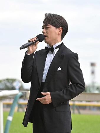 　国歌独唱する山崎育三郎（撮影・持木克友）