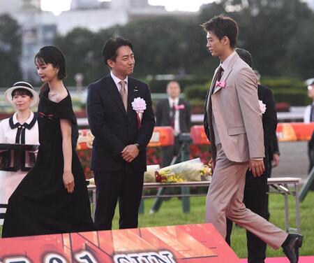 　見上愛、竹内涼真らに笑顔を見せる小泉進次郎農水大臣（撮影・園田高夫）