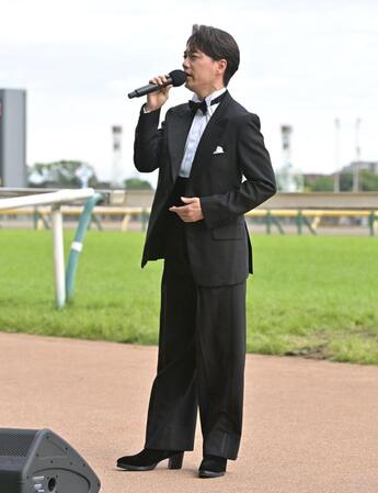 　君が代を独唱する山崎育三郎（撮影・持木克友）