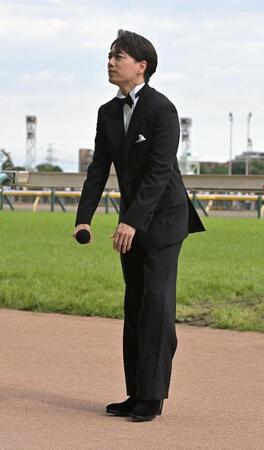 　君が代独唱する山崎育三郎（撮影・持木克友）