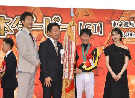 　日本ダービー表彰式で写真に納まる（左から）竹内涼真、小泉進次郎農林水産大臣、北村友、見上愛（撮影・持木克友）