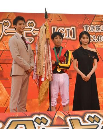 　日本ダービー表彰式で写真に納まる（左から）竹内涼真、北村友、見上愛（撮影・持木克友）