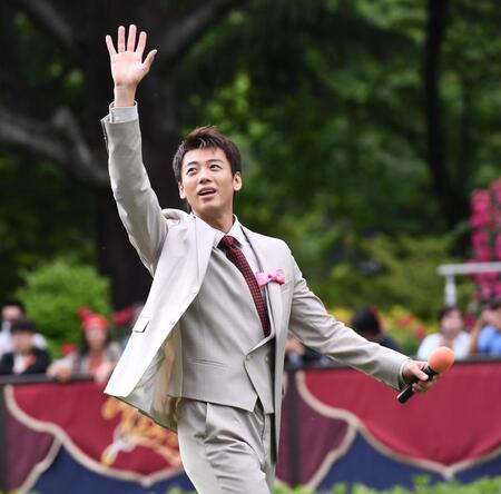 　ファンに手を振る竹内涼真（撮影・園田高夫）