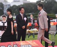 　見上愛、竹内涼真らに笑顔を見せる小泉進次郎農水大臣（撮影・園田高夫）