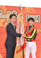 　日本ダービーを制した北村友（右）と握手を交わす小泉進次郎農林水産大臣（撮影・持木克友）