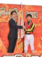 　日本ダービーを制した北村友（右）と握手を交わす小泉進次郎農林水産大臣（撮影・持木克友）