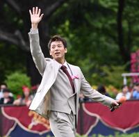 　ファンに手を振る竹内涼真（撮影・園田高夫）