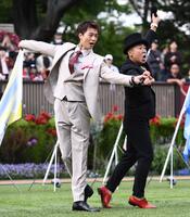 　ゴルゴ松本（右）とダンスを披露する竹内涼真（撮影・園田高夫）