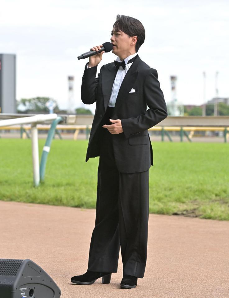 　君が代を独唱する山崎育三郎（撮影・持木克友）