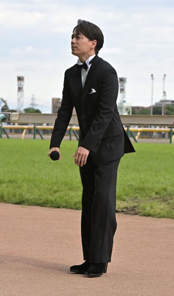 　君が代独唱する山崎育三郎（撮影・持木克友）
