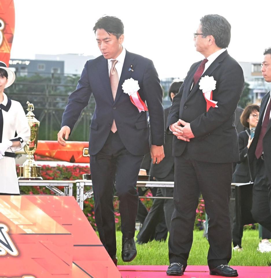 　ダービーの表彰式に姿を見せた小泉進次郎農林水産大臣（撮影・持木克友）