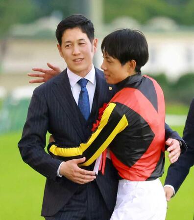 　抱き合って喜ぶ斉藤崇師（左）と北村友