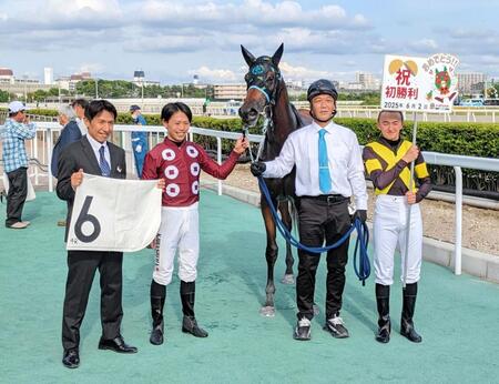 　開業初日。２戦目で初勝利を挙げた（左から）大津調教師、川島正太郎騎手ら