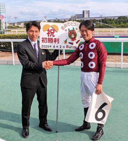 　開業初日。２戦目で初勝利を挙げた大津調教師は川島正太郎騎手とガッチリ握手（撮影・村上英明）