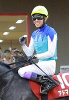 　ガッツポーズを見せる武豊