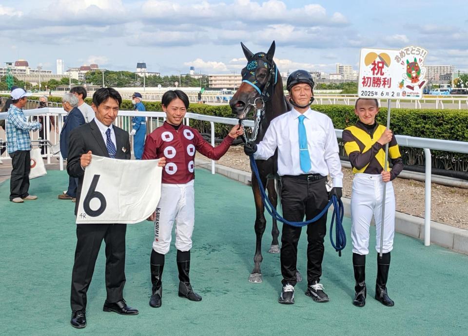 　開業初日。２戦目で初勝利を挙げた（左から）大津調教師、川島正太郎騎手ら